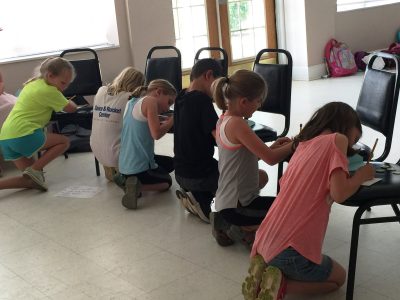 Students write thank you notes (John Herr/Alabama NewsCenter)