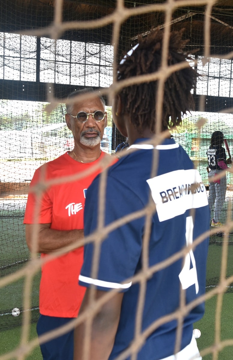 Jerry Manuel advises a Breakthrough Series player in the batting cage. (Solomon Crenshaw Jr. / Alabama News Center)